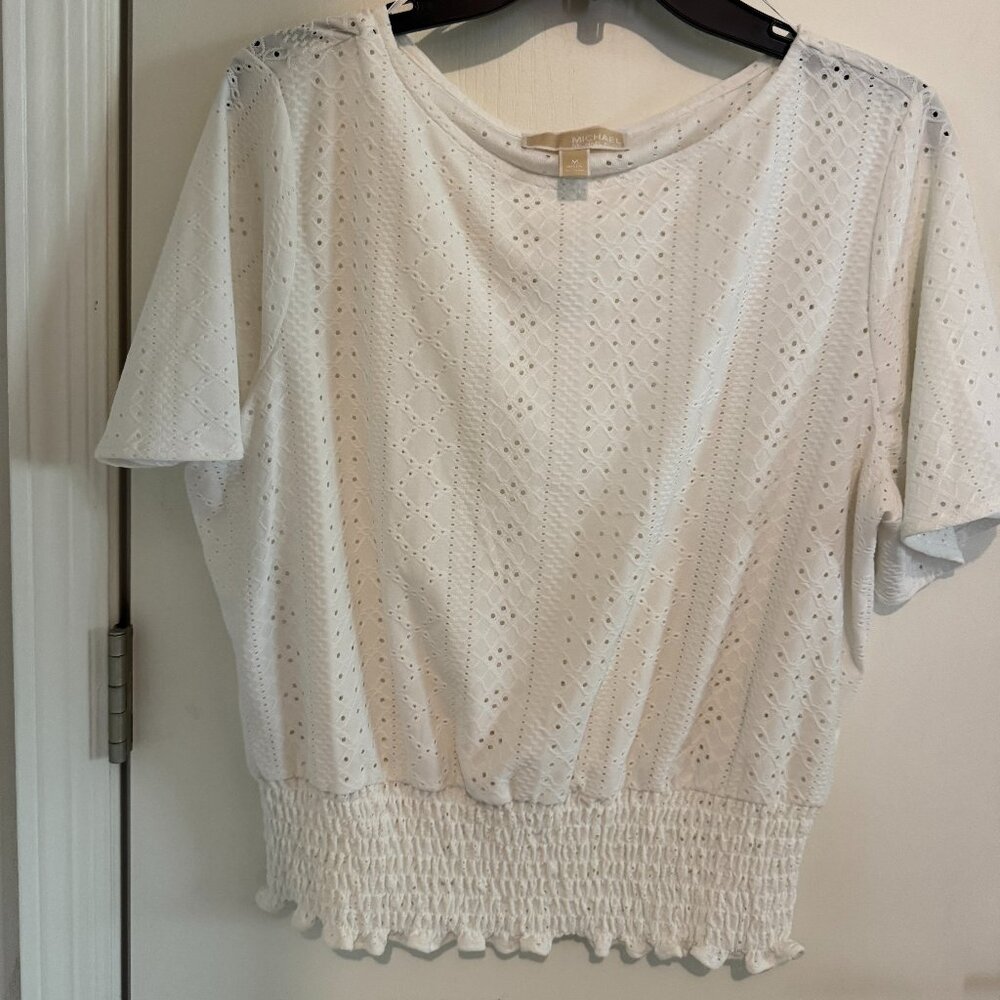MICHAEL MICHAEL KORS SHORT SLEEVE WHITE TOP, SMOCKED BOTTOM HEM WOMENS SIZE MED